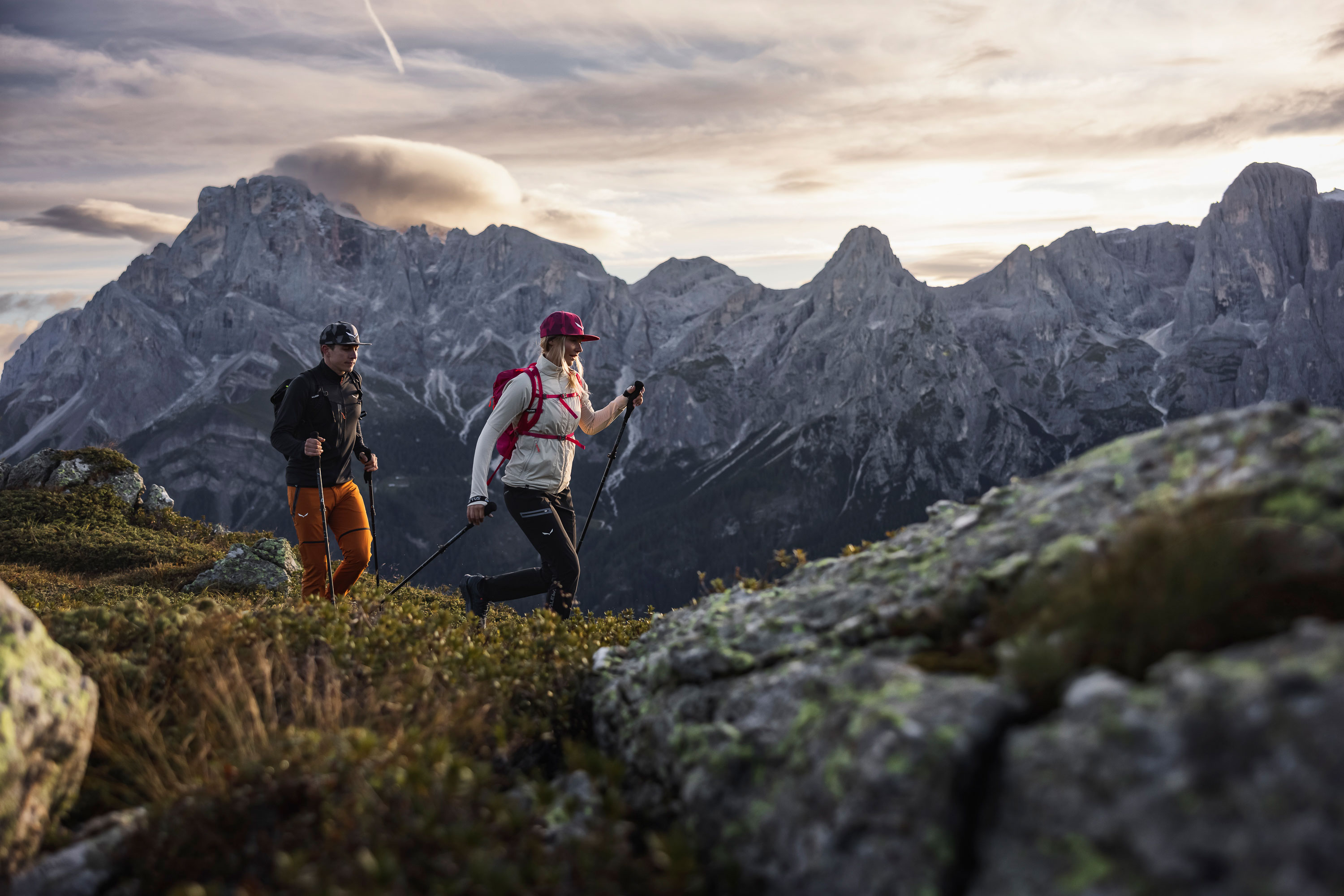 Pärchen beim Wandern in den Alpen | © Daniele Molineris